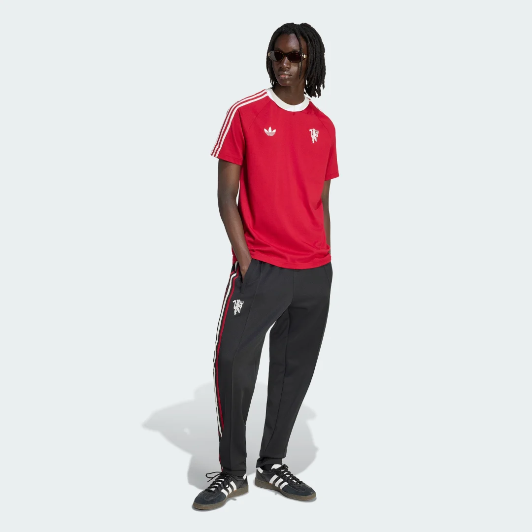Detalle de Camiseta Manchester United Originals de Adidas – Burgundy