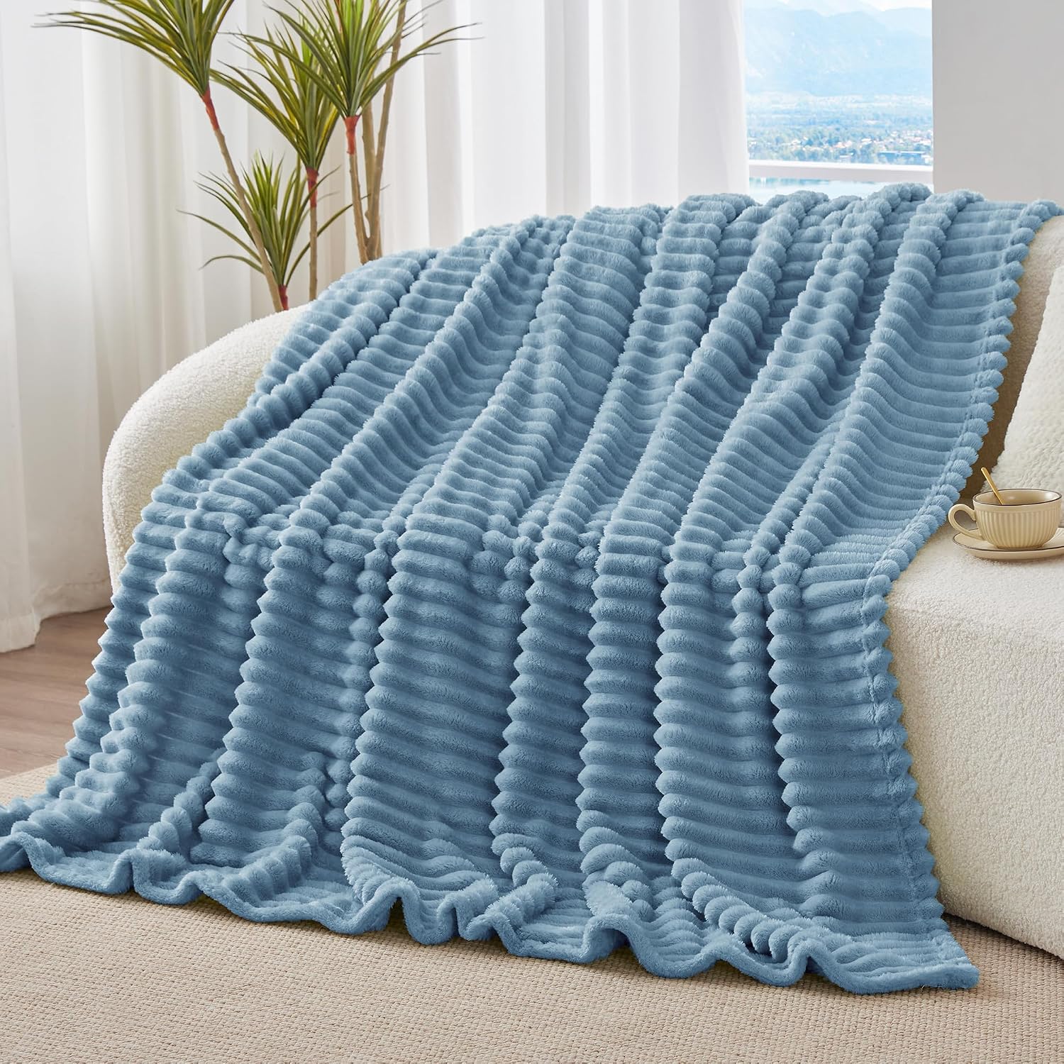 Detalle 2 de BEDELITE Light Blue Fleece Throw Blanket, 50 x 60 in, 300 GSM Stripes