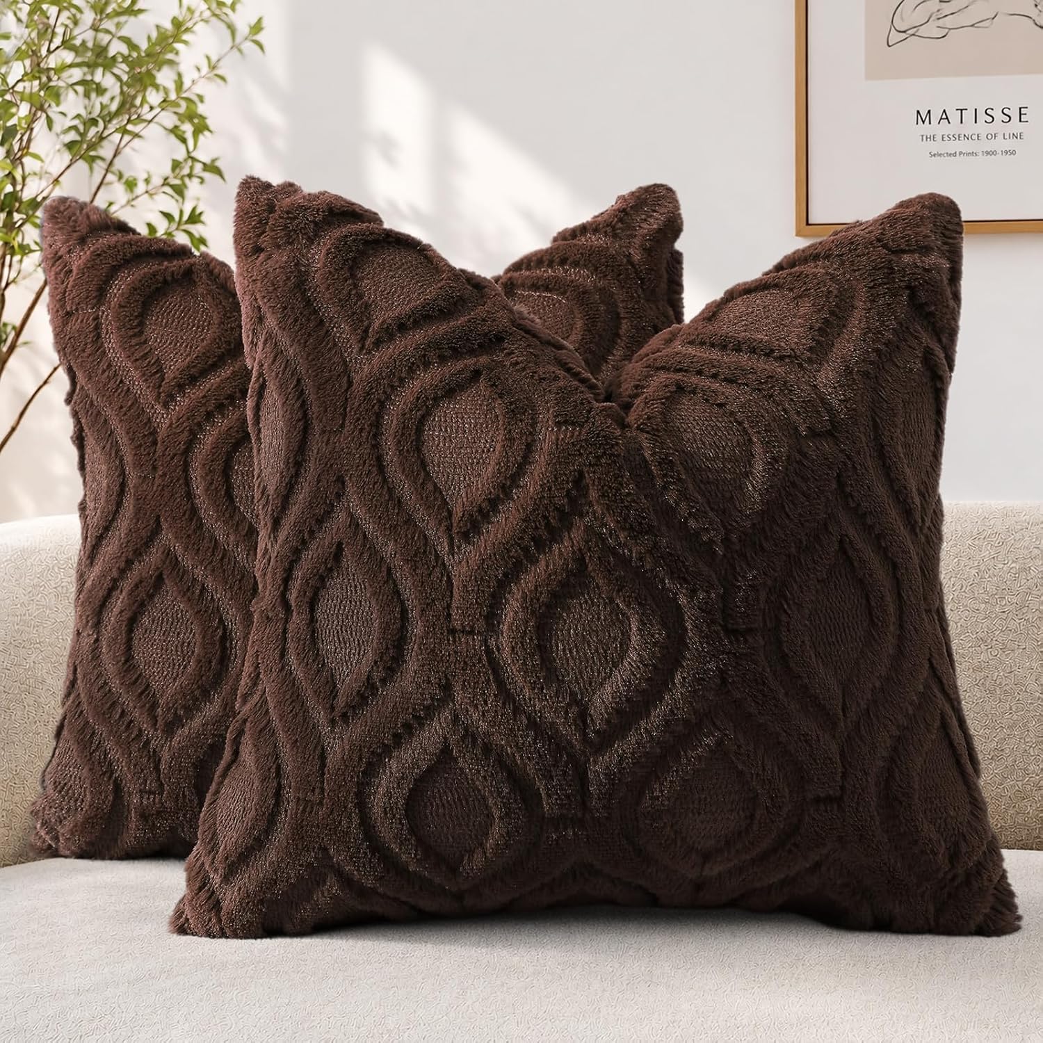 Detalle de decorUhome 18x18 Faux Fur Throw Pillow Covers, Dark Brown, Set of 2