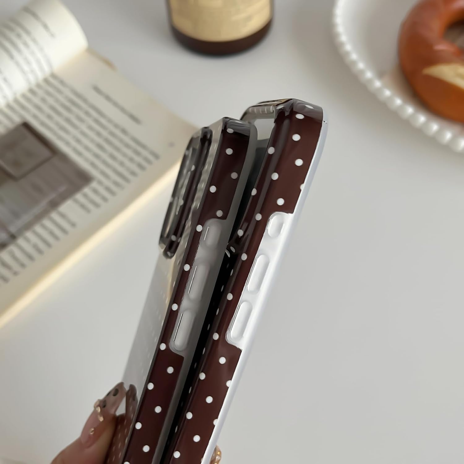 Detalle 2 de iPhone 16 Pro polka dot case