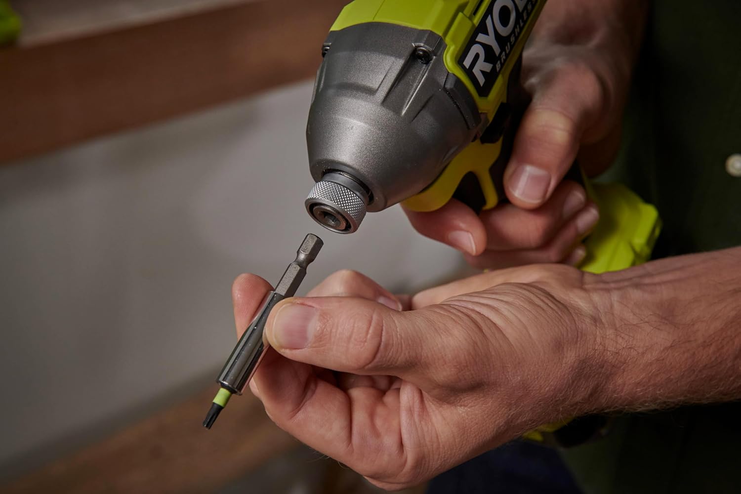 Detalle de RYOBI RID18BL-0 Visseuse à chocs 18V ONE+ Brushless, 300 Nm, avec batterie 2Ah et chargeur rapide 2A