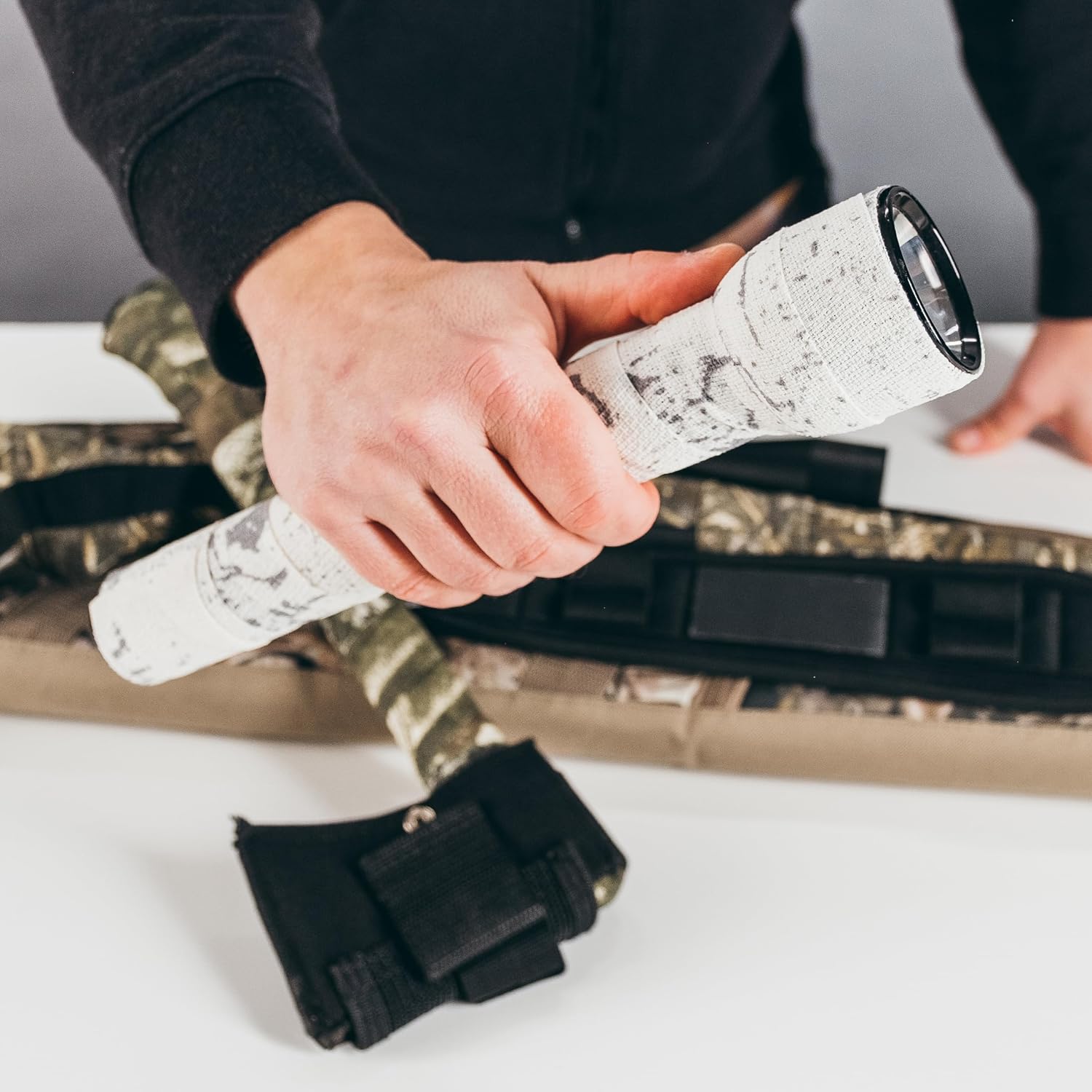 Detalle 1 de McNett Camo Form 1439480, taśma maskująca Mossy Oak, 366 cm