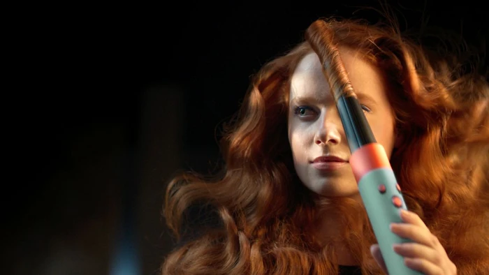 Detalle 2 de Dyson Airwrap i.d. Straight + Wavy Samtrot/Gold – App-gesteuert, vielseitig stylen