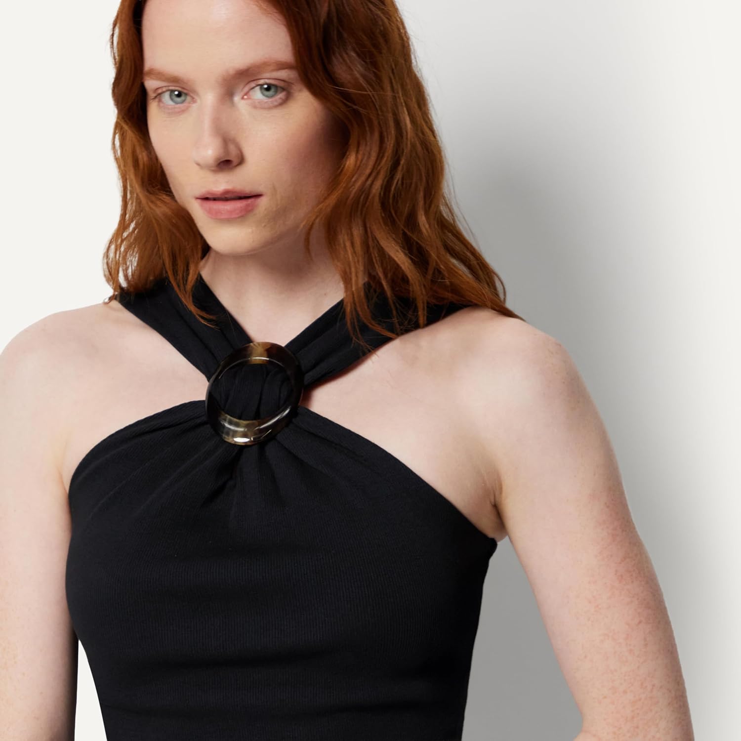 Detalle de Amazon Essentials Damen Geripptes Halter-Neckholder-Top mit Kunstharzverzierung