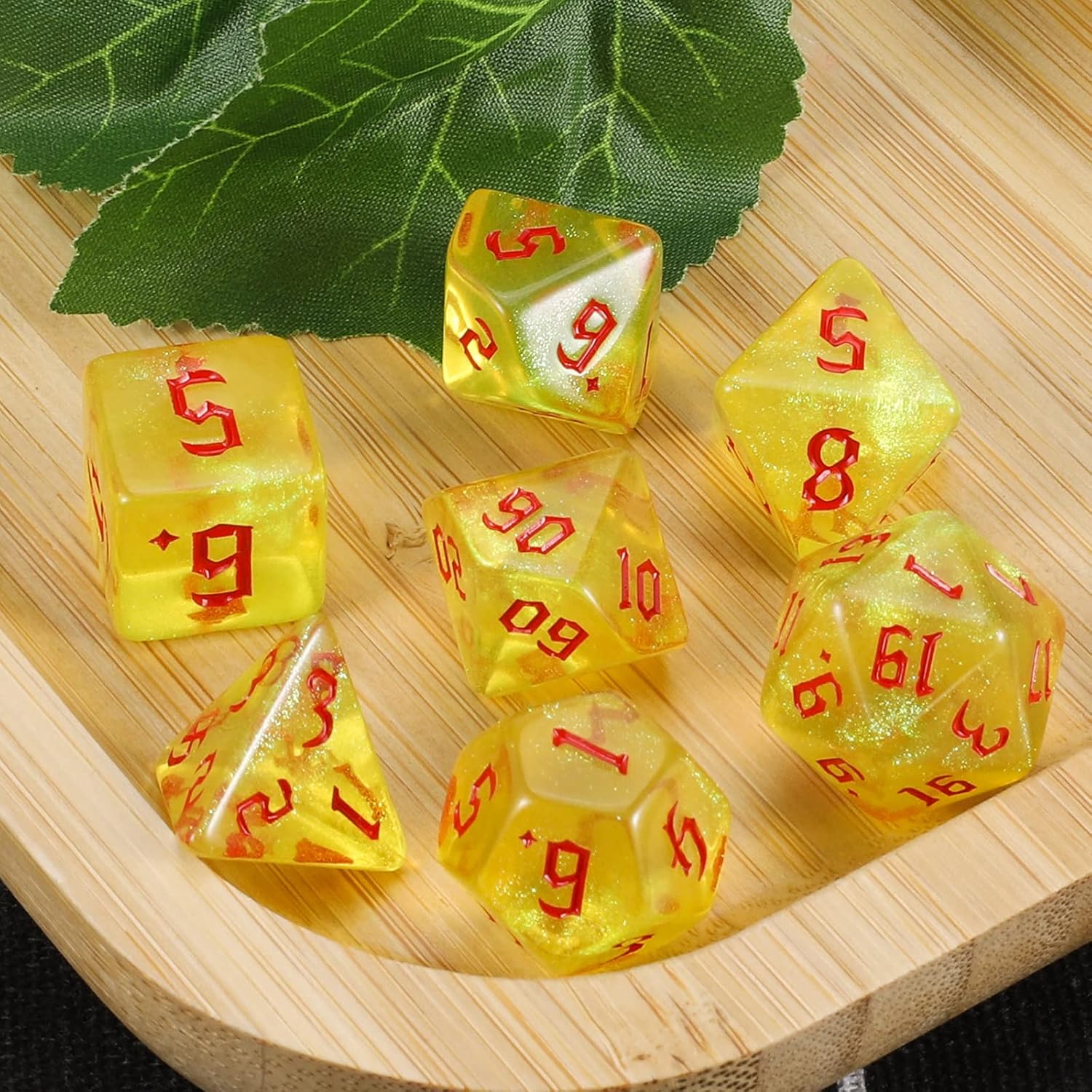 Detalle de Set di dadi poliedrici QMAY DND da 7 pezzi (d20, d12, d10, d8, d6, d4) giallo traslucido con glitter