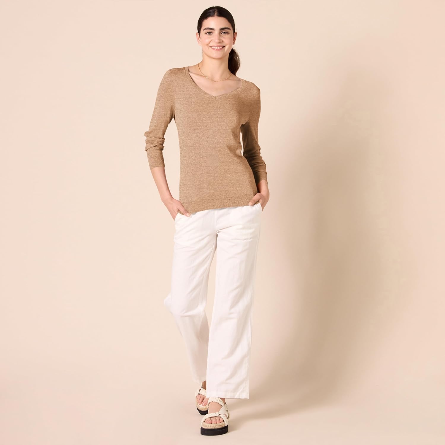 Thumbnail 2 de Amazon Essentials Women's Regular-Fit Lightweight V-Neck Long-Sleeve Jumper (Plus Size available)