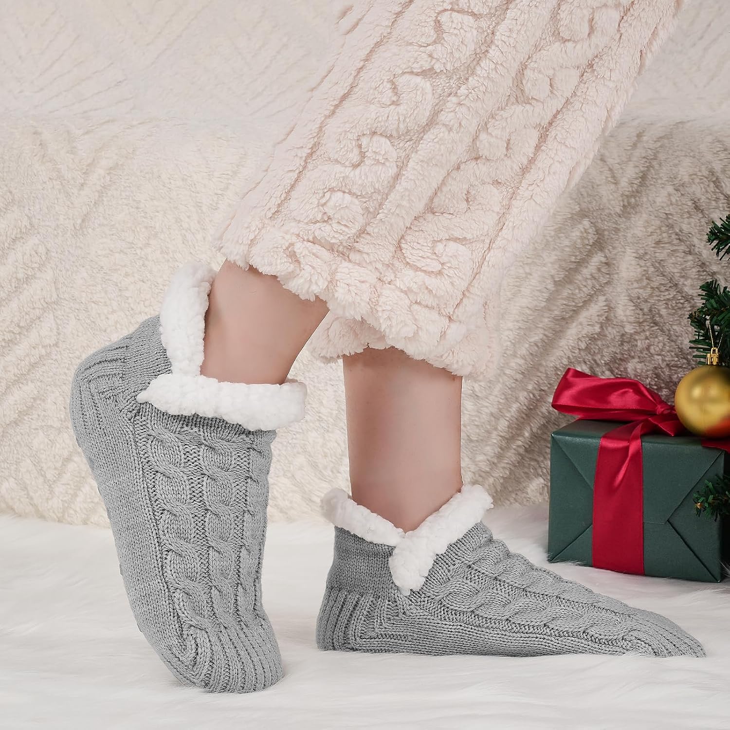 Detalle 2 de Niorasen Fluffy Slipper Socks (UK 4–9) with Grippers – Warm non-slip bed socks