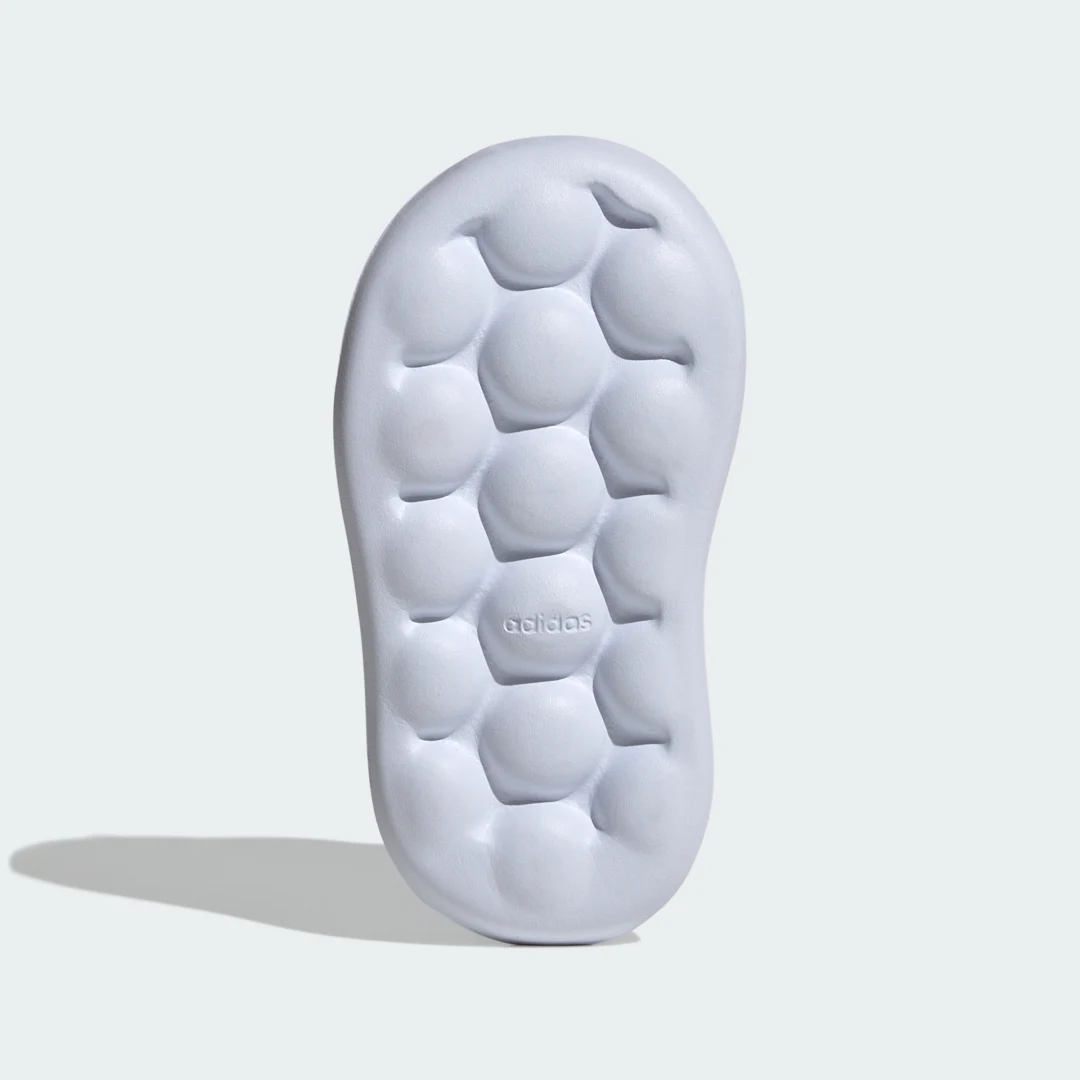 Detalle de Zapatilla Advantage de Adidas: comodidad, estilo y versatilidad en blanco