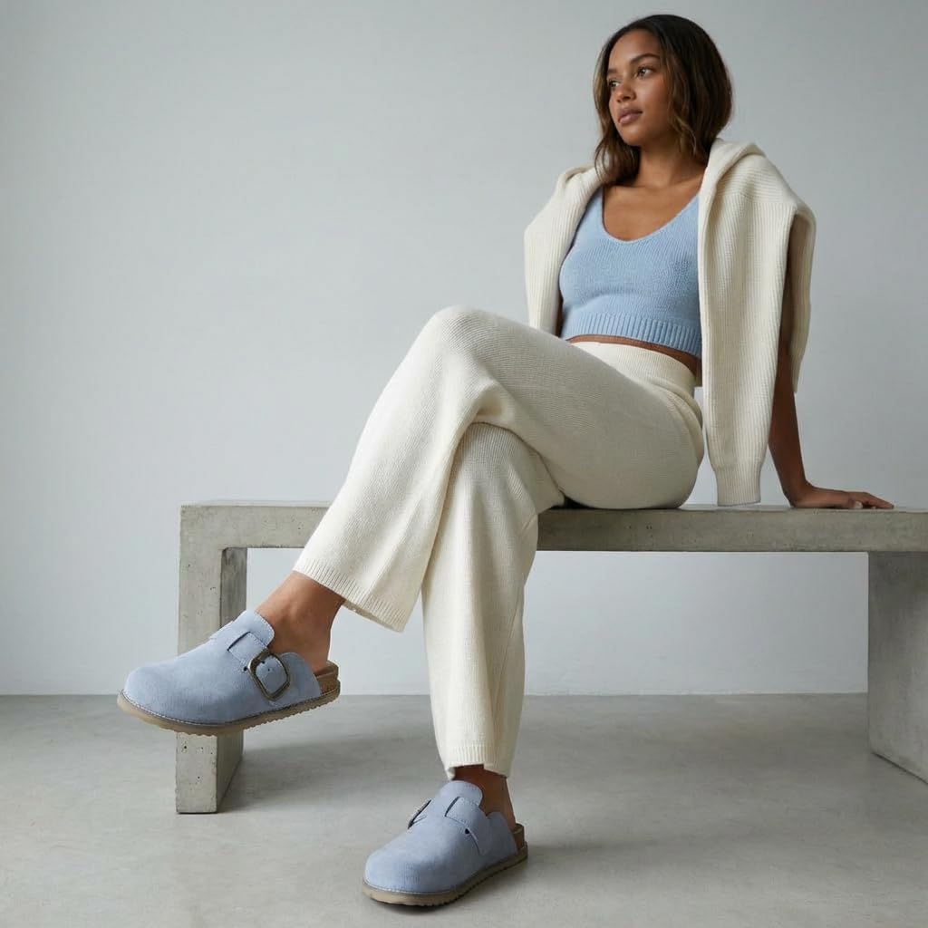 Detalle de CUSHIONAIRE Women’s Blain Genuine Suede Slip-On Clogs with Memory Foam & Chic Buckle Mule