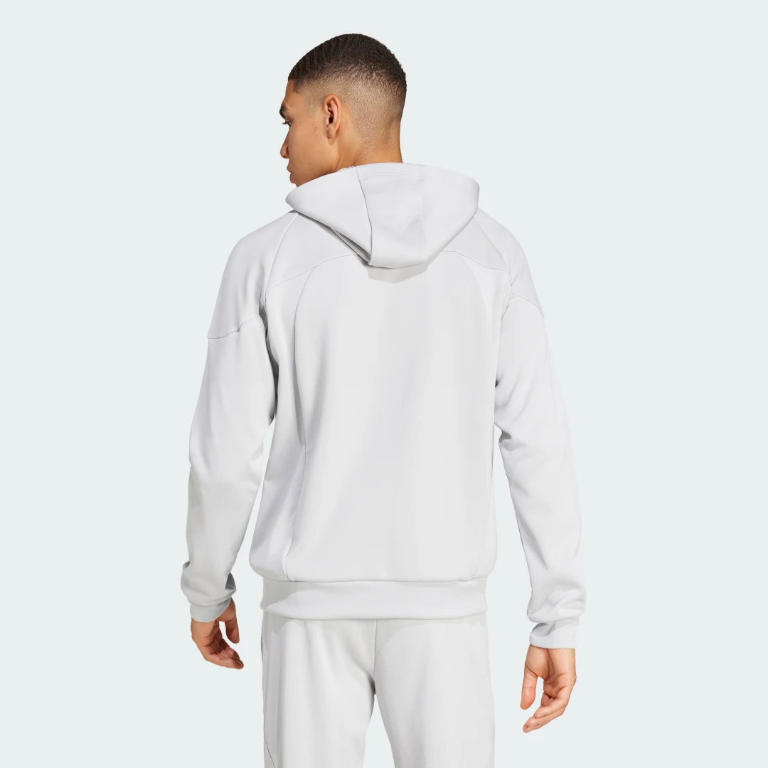 Detalle 2 de Chaqueta con capucha Tiro 25 de Adidas: comodidad urbana en gris