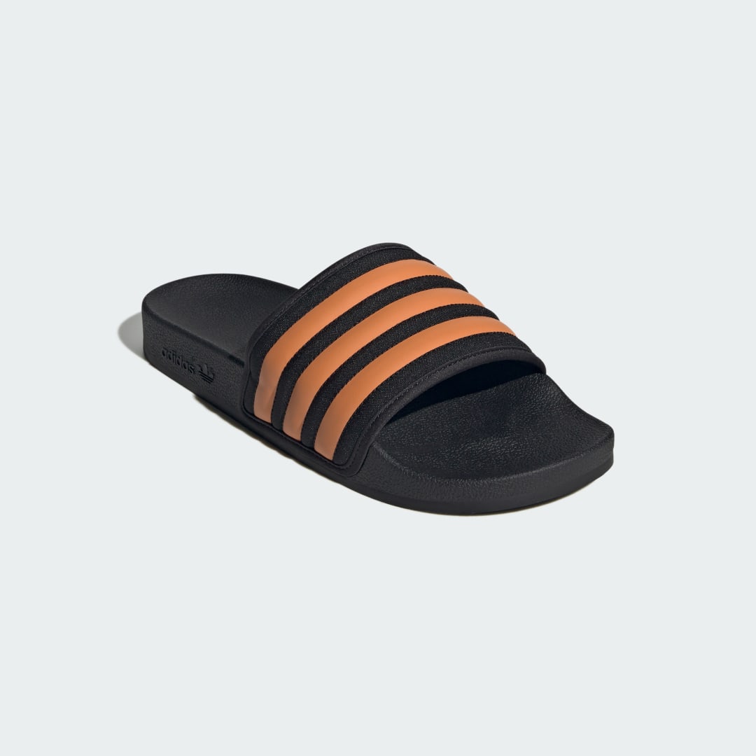 Detalle 2 de Chancla Adilette de Adidas en negro — comodidad y estilo casual