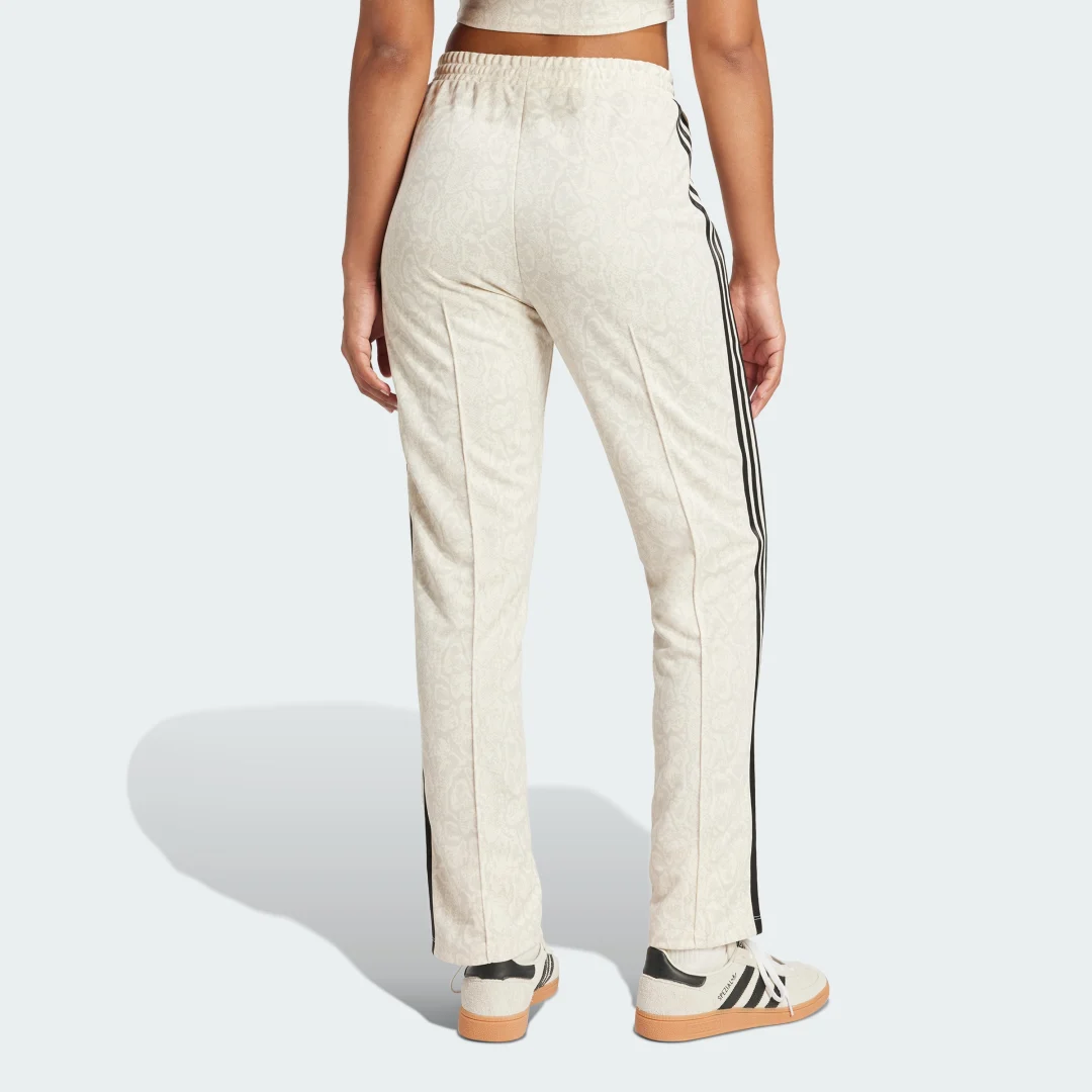 Detalle de Pantalón Firebird Snake de Adidas – estilo limpio y comodidad para el día a día