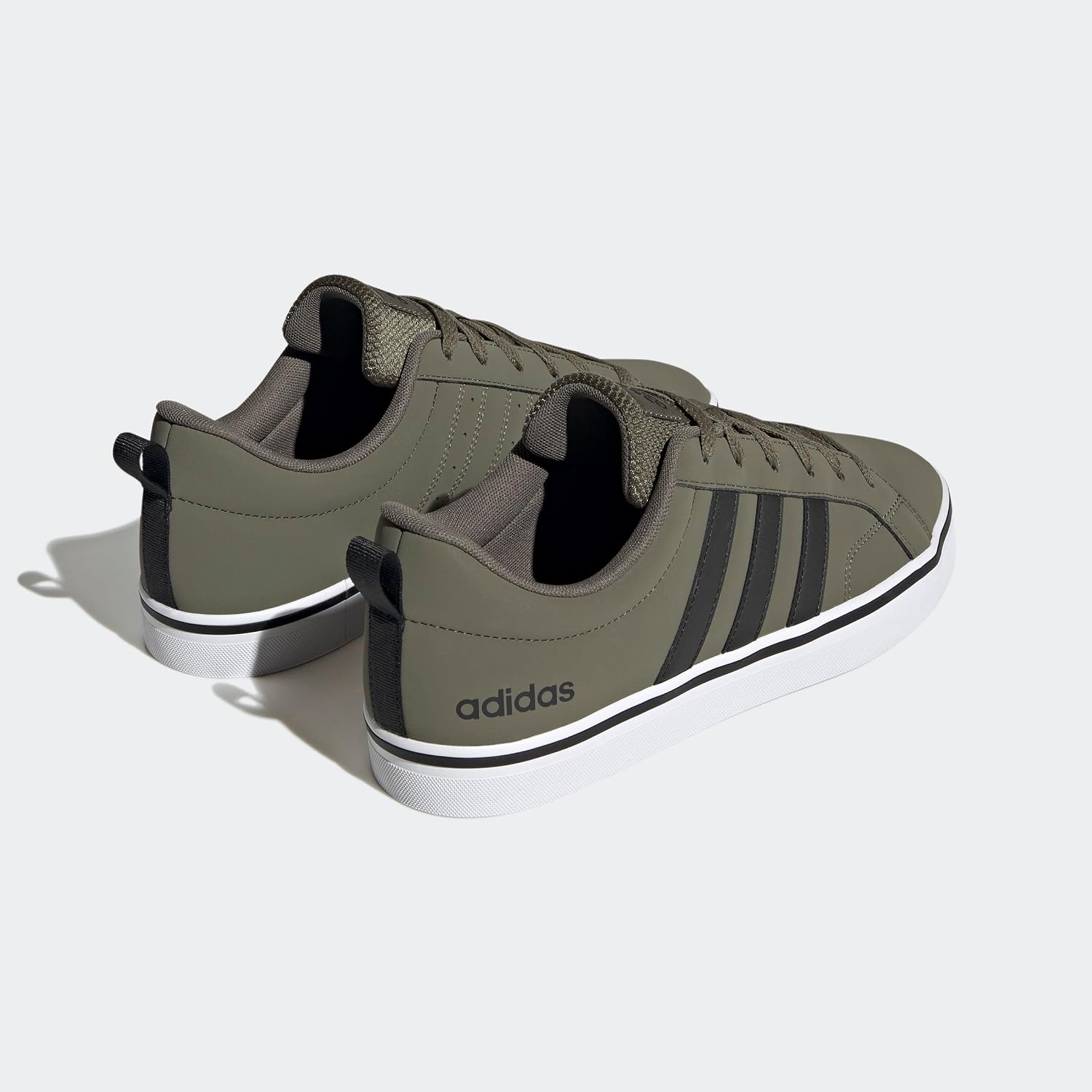 Detalle de adidas Hombre VS Pace 2.0 Shoes: estilo clásico con toque urbano
