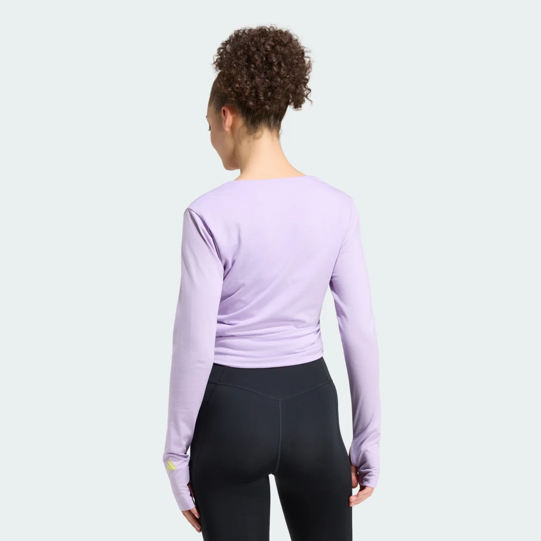 Detalle de Camiseta de Ballet Cruzada y Suave 3 Stripes Studio de Adidas