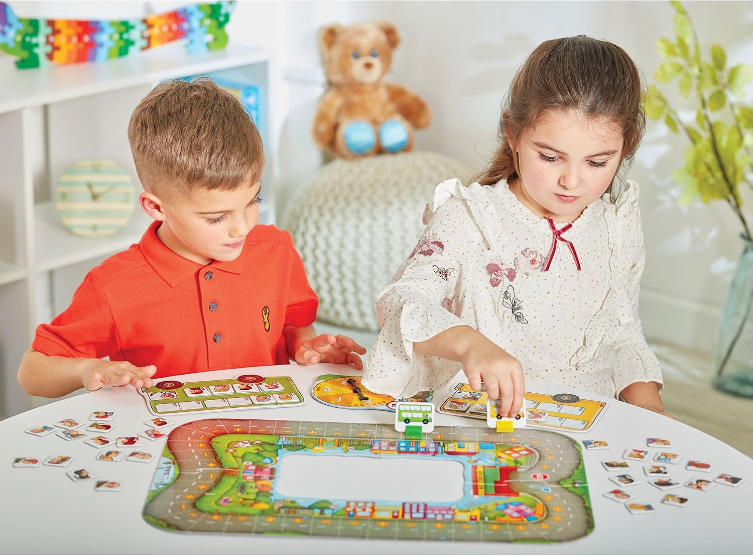 Detalle 2 de Orchard Toys Bus Stop Game for ages 4-8
