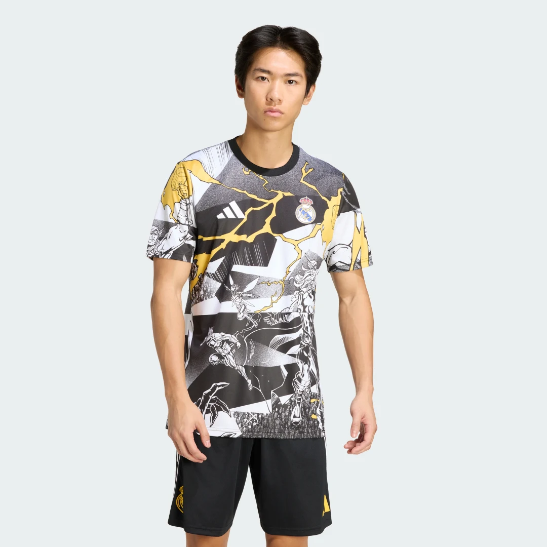 Detalle de Camiseta de calentamiento Adidas Real Madrid Avengers 25/26 – color Blanco
