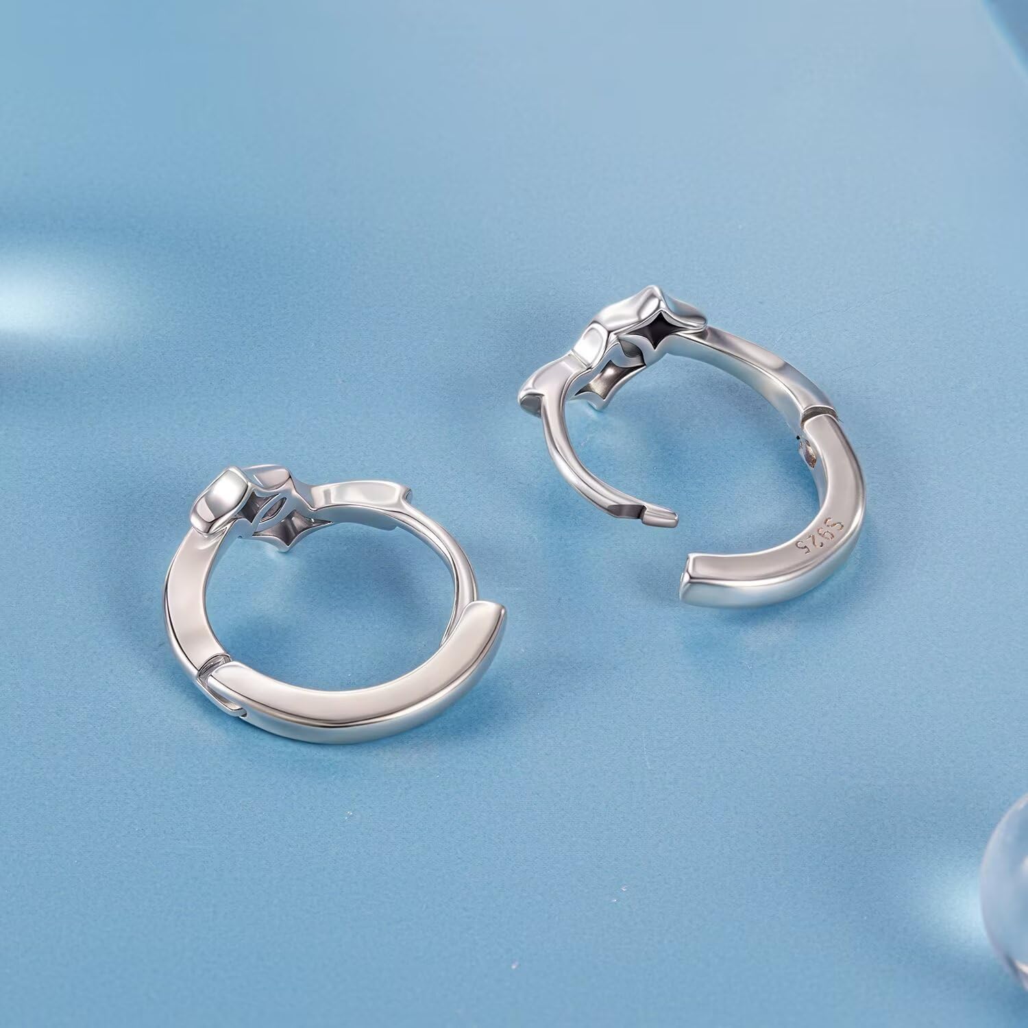 Detalle de Kerraom Silber Creolen Stern – hypoallergen, 925er Silber, leichter Huggie mit Zirkonen