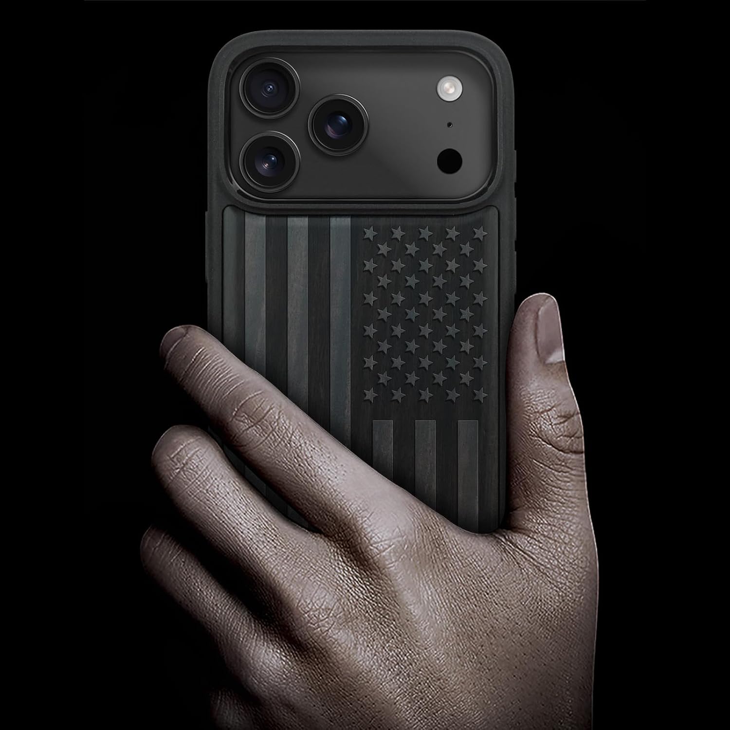 Detalle de Carveit Magnetic Wooden Case for iPhone 17 Pro Max — Laser-Engraved Wood + Soft TPU (MagSafe Compatible) — Classic American Flag Blackwood