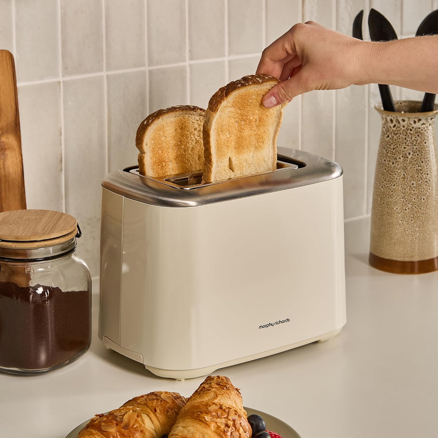 Detalle 2 de Morphy Richards Equip 2 Slice Toaster (222065) - Defrost, Reheat & Variable Browning in Cream