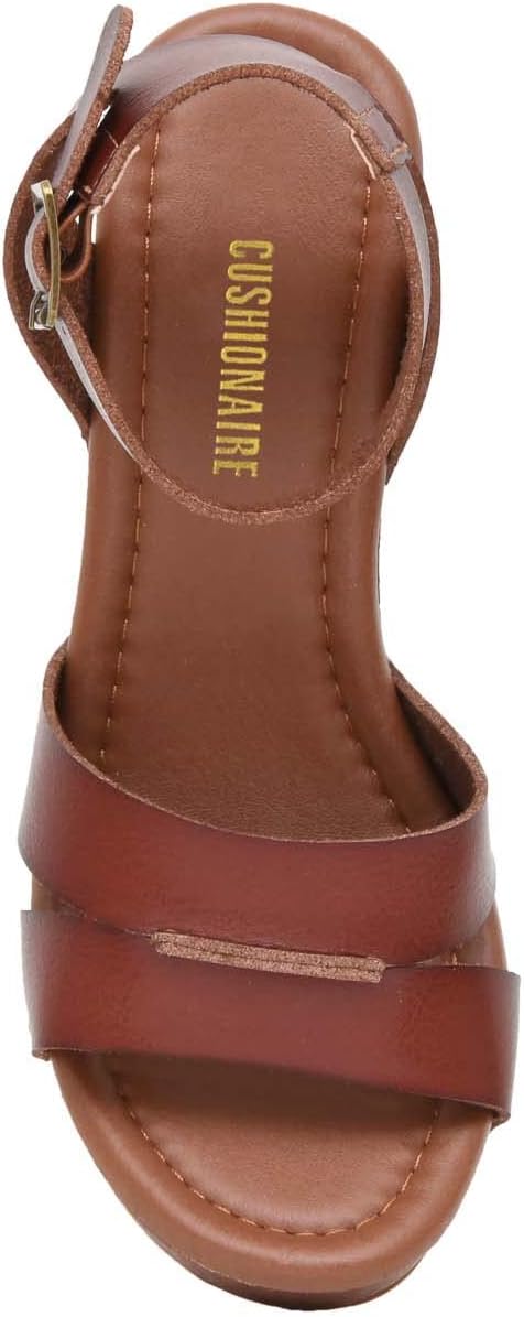 Detalle 2 de CUSHIONAIRE Women’s Sandra Faux Wood Sandal with +LiteSole Technology (Wide Widths Available)
