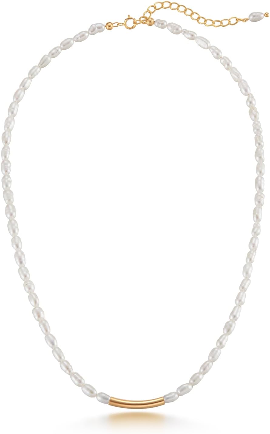 Thumbnail 5 de JaruJaru Mini Rice Pearl Necklace for Women with tiny freshwater pearls and gold-filled curved bar pendant