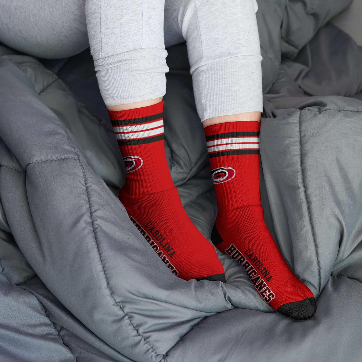 Detalle 1 de For Bare Feet NHL unisex-child 4 Stripe Deuce Crew socks (Carolina Hurricanes)