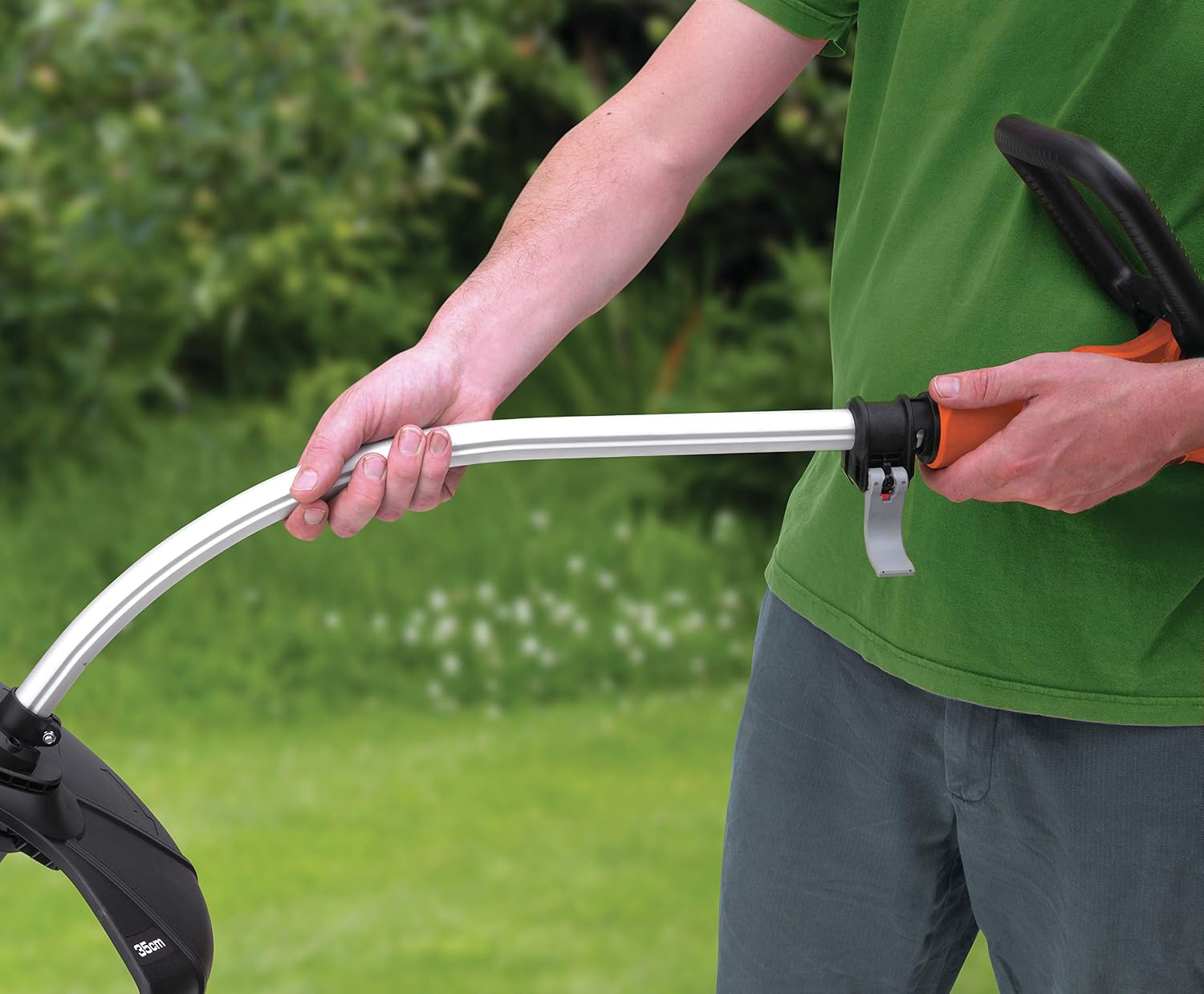 Detalle de BLACK+DECKER Coupe-bordures filaire 900W GL9035-QS – 35 cm, manche télescopique et roue de guidage