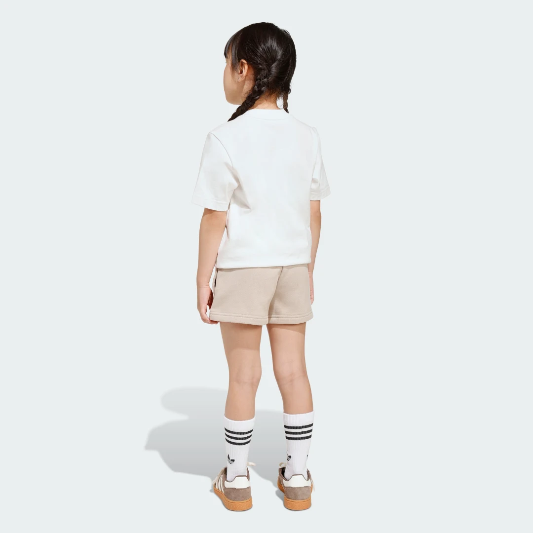 Detalle 2 de Conjunto camiseta y pantalón corto para niños de Adidas (beige)