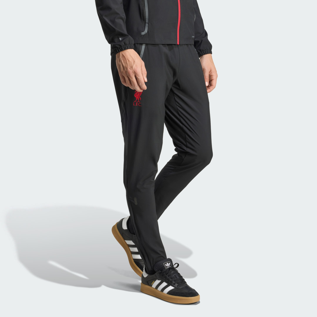 Detalle de Pantalón Liverpool FC Tiro 25 Competition Vis Tech Travel de Adidas: para fans y entrenamientos discretos