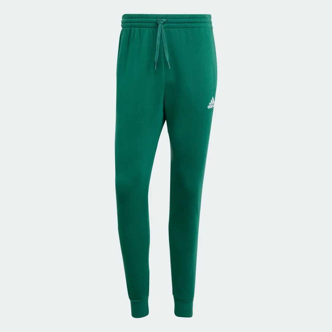 Detalle de Pantalón de felpa Essentials de Adidas: comodidad y versatilidad en verde