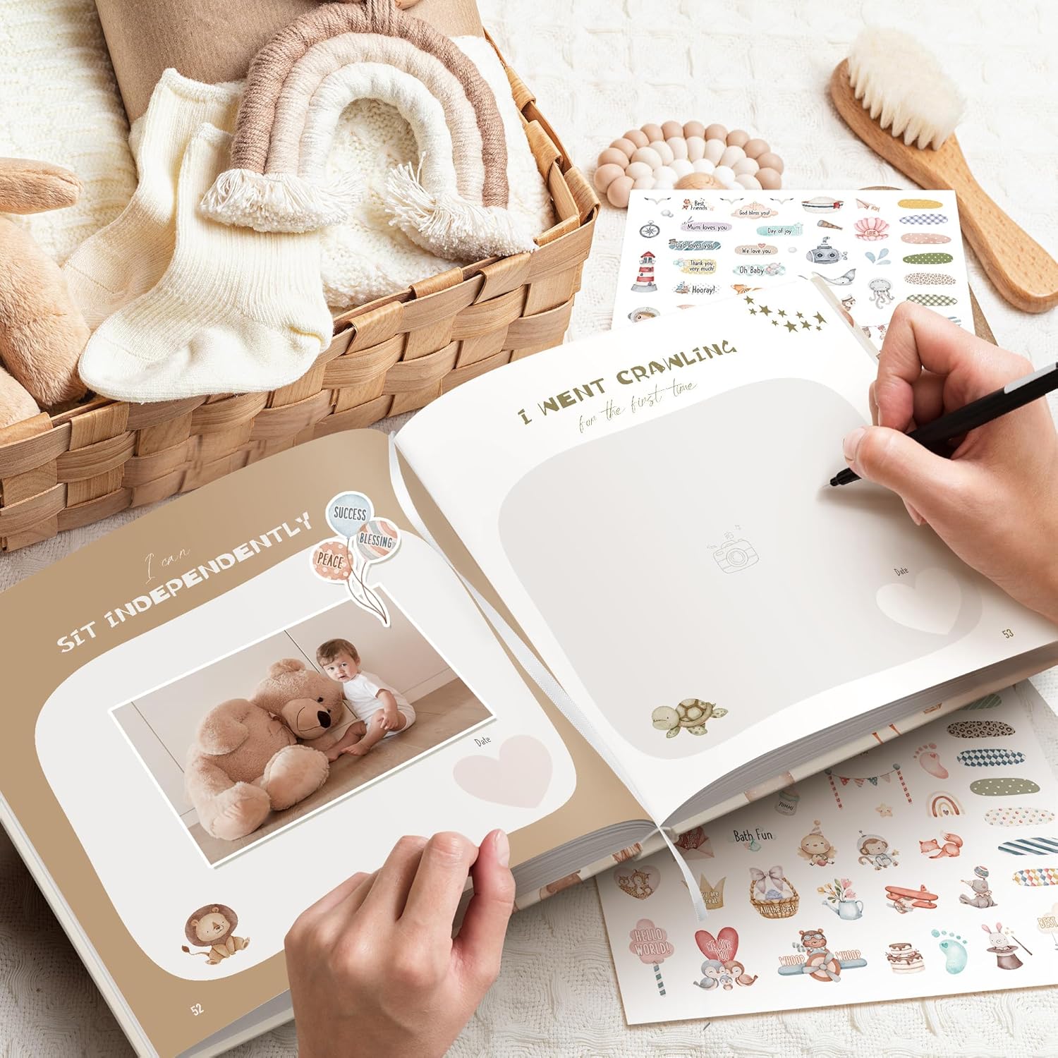Detalle de Hyggartn Baby Memory Book – My First Year Journal with Stickers (84 Pages)