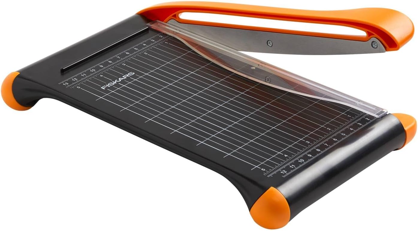 Fiskars Guillotine Bypass – Format A5 vertical / A4 horizontal, lame auto-affûtante, protège-doigts, 30% recyclé (1077982)