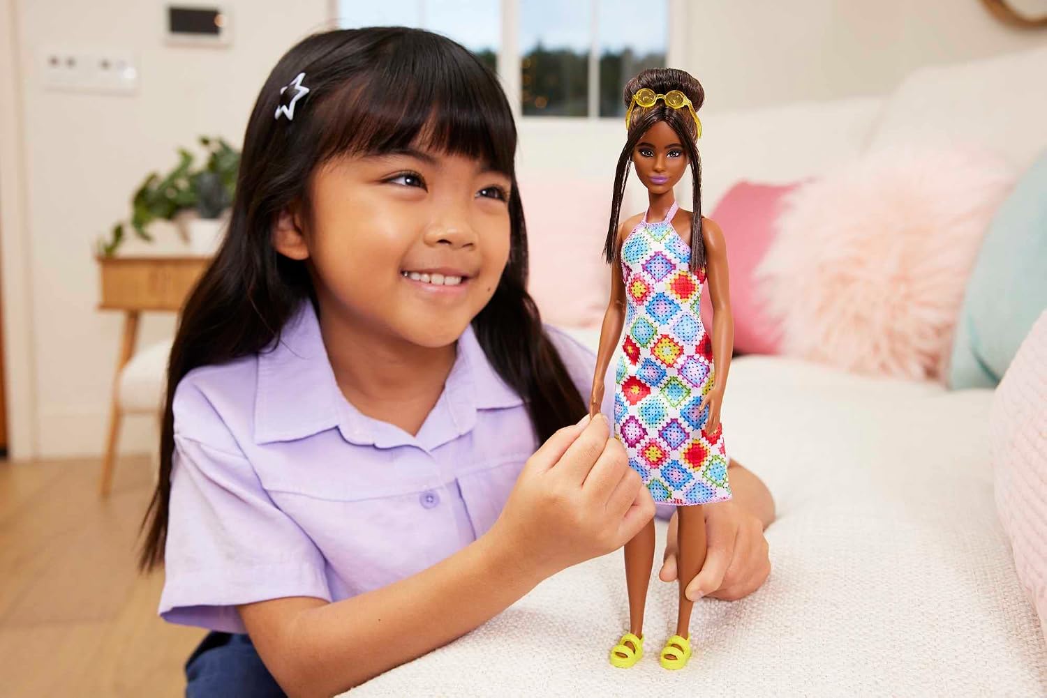 Detalle de Barbie Fashionistas #210 HJT07 Doll with Crocheted Dress and Yellow Sandals
