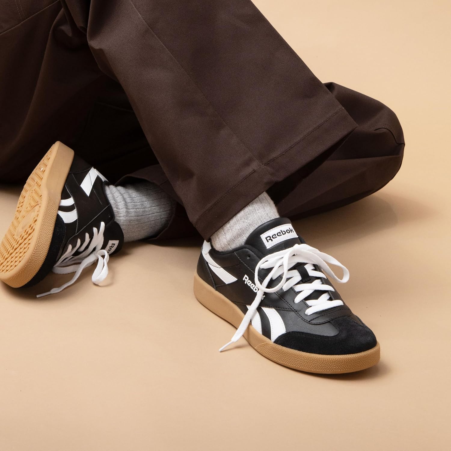 Detalle de Reebok Smash Edge S Unisex Sneakers with Lace-Up Closure and Archive Vector Styling