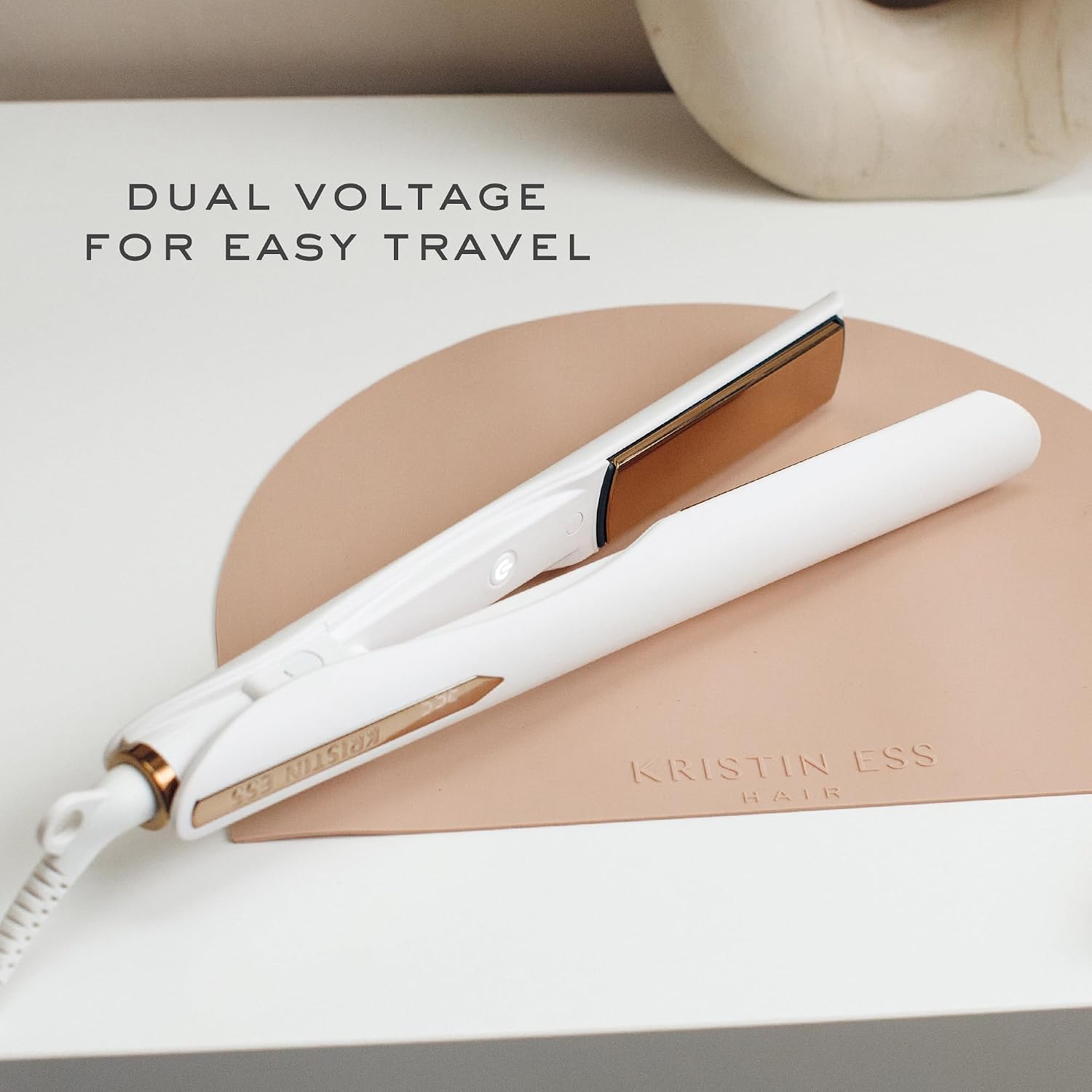 Detalle de Kristin Ess 3-in-One Titanium Hair Straightener, Curl & Wave Combo (1.25") — 440°F, Dual Voltage, Travel Cap