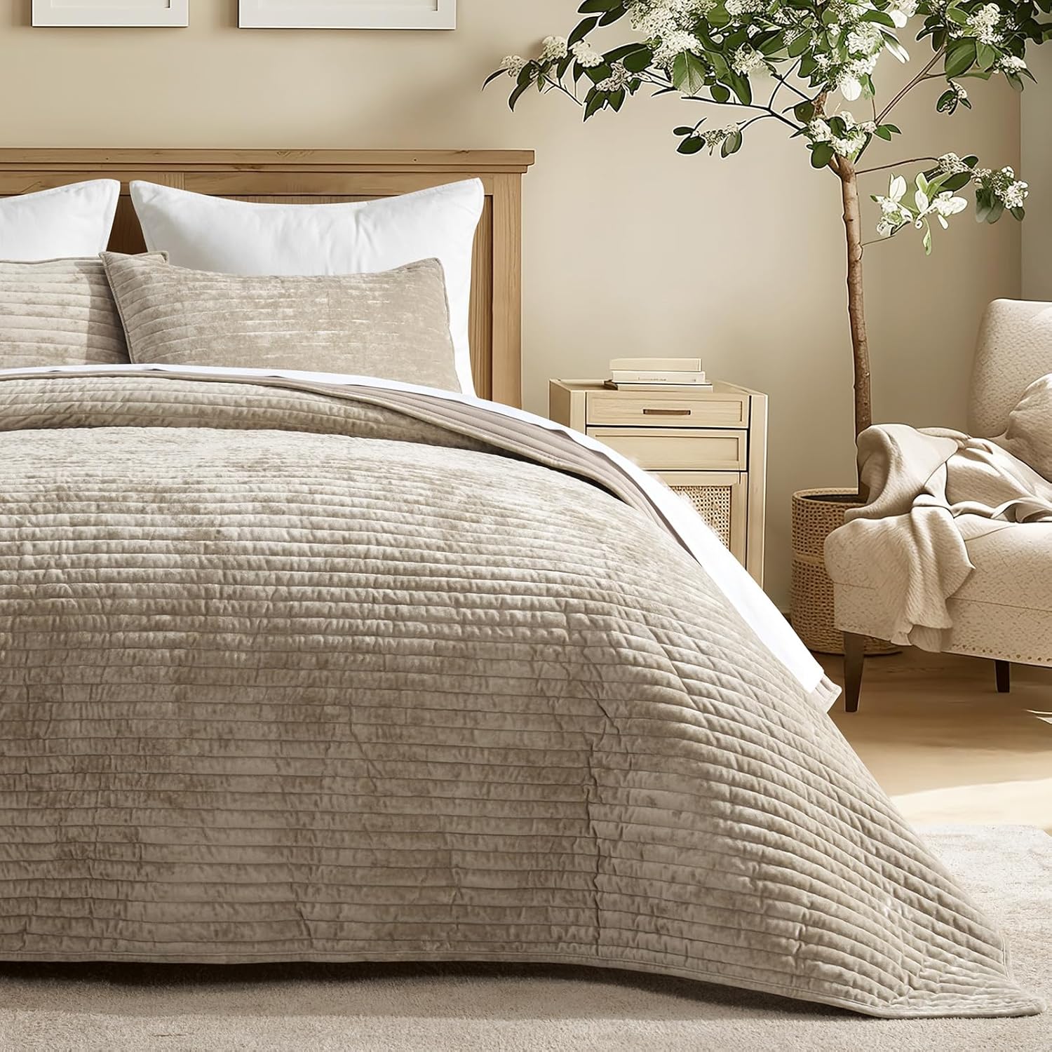 Detalle 2 de EVERGRACE Velvet Quilt Set King Size (Beige Taupe) – Lightweight Channel Velvet Comforter with 2 Shams