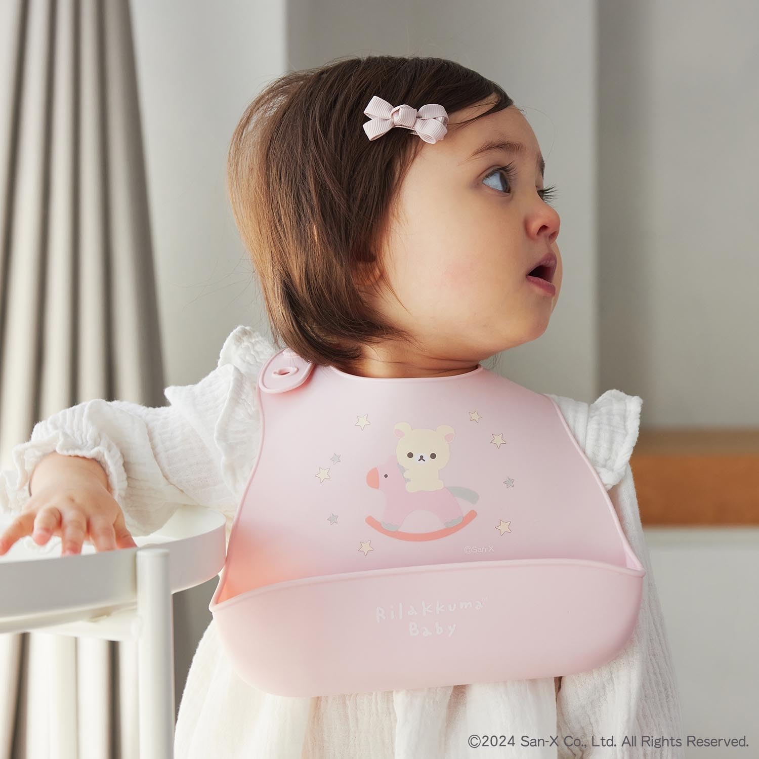 Detalle de DADWAY リラックマベビー シリコーンビブ BBRIL001012100 ブルー・コンパクトにたためるボタン留め