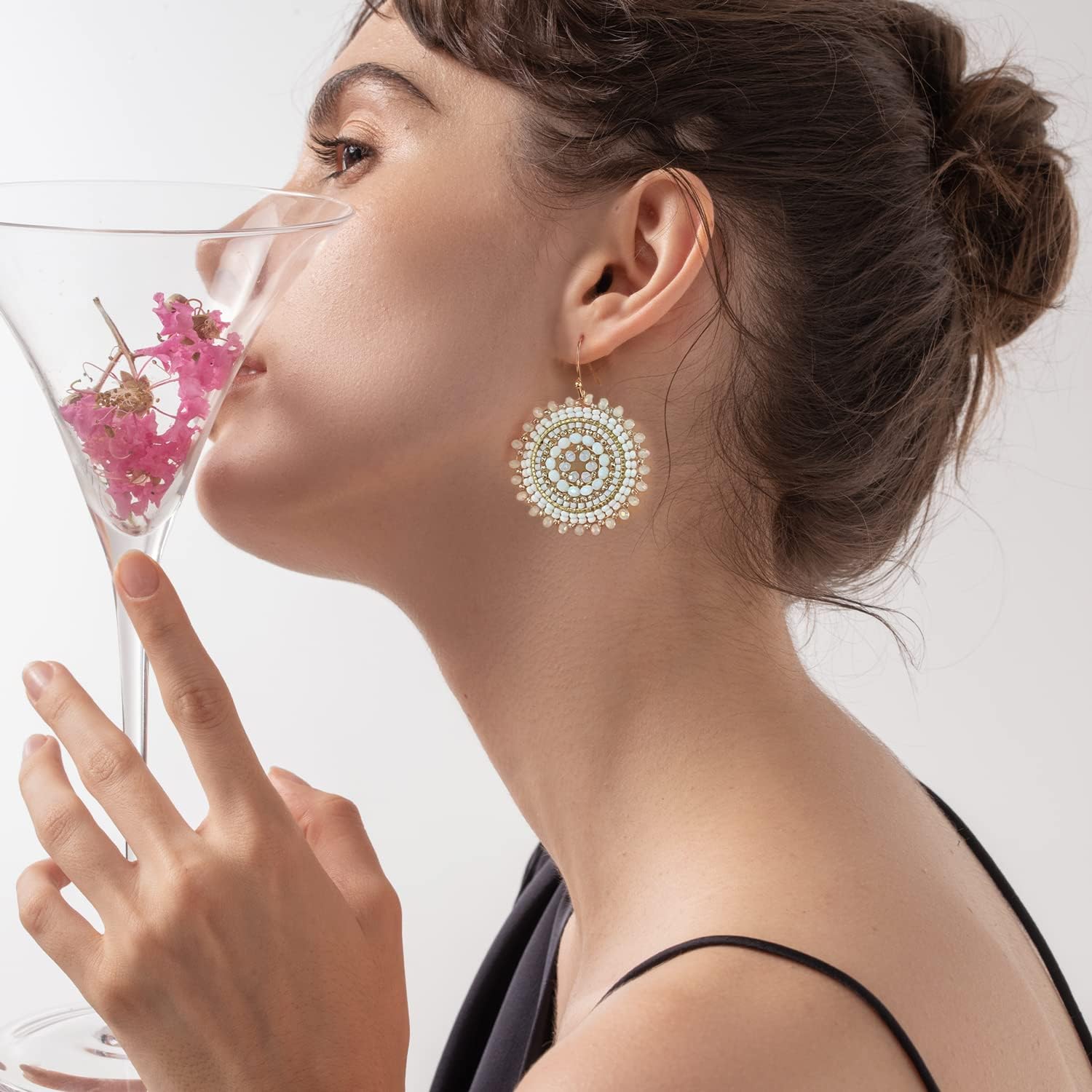 Detalle de Perlenohrringe für Damen – Bohème Glanz, Glasperlen und Kristalle, baumelndes Statement