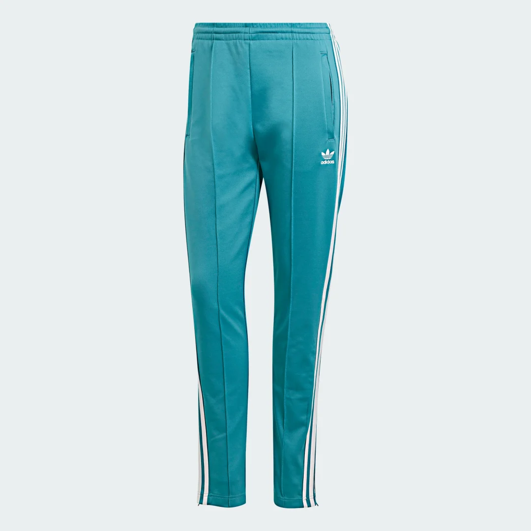 Detalle de Pantalón Adicolor SST de Adidas: versatilidad turquesa para el día a día