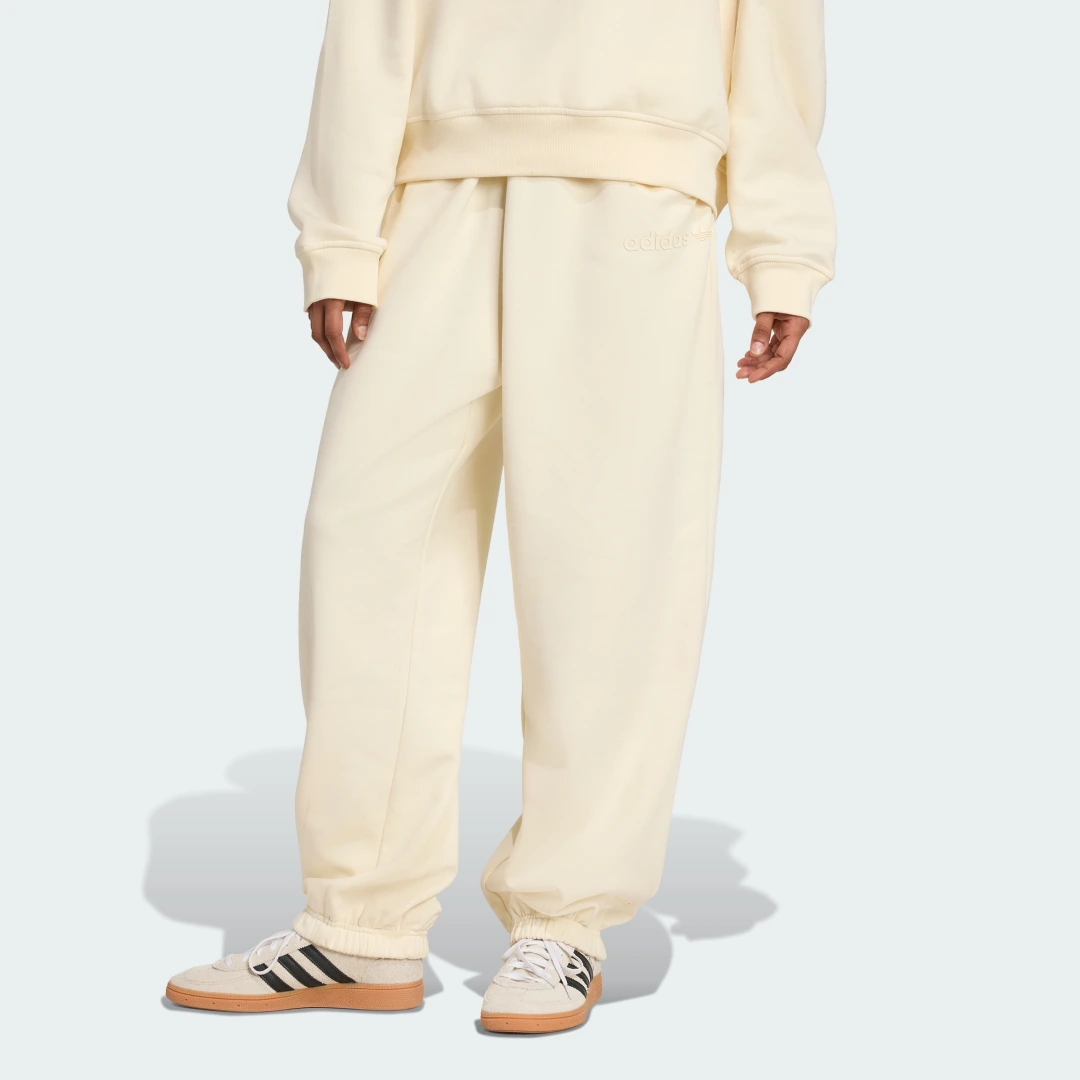 Detalle de adidas Essentials Linear Jogger: pantalón holgado blanco para un look cómodo