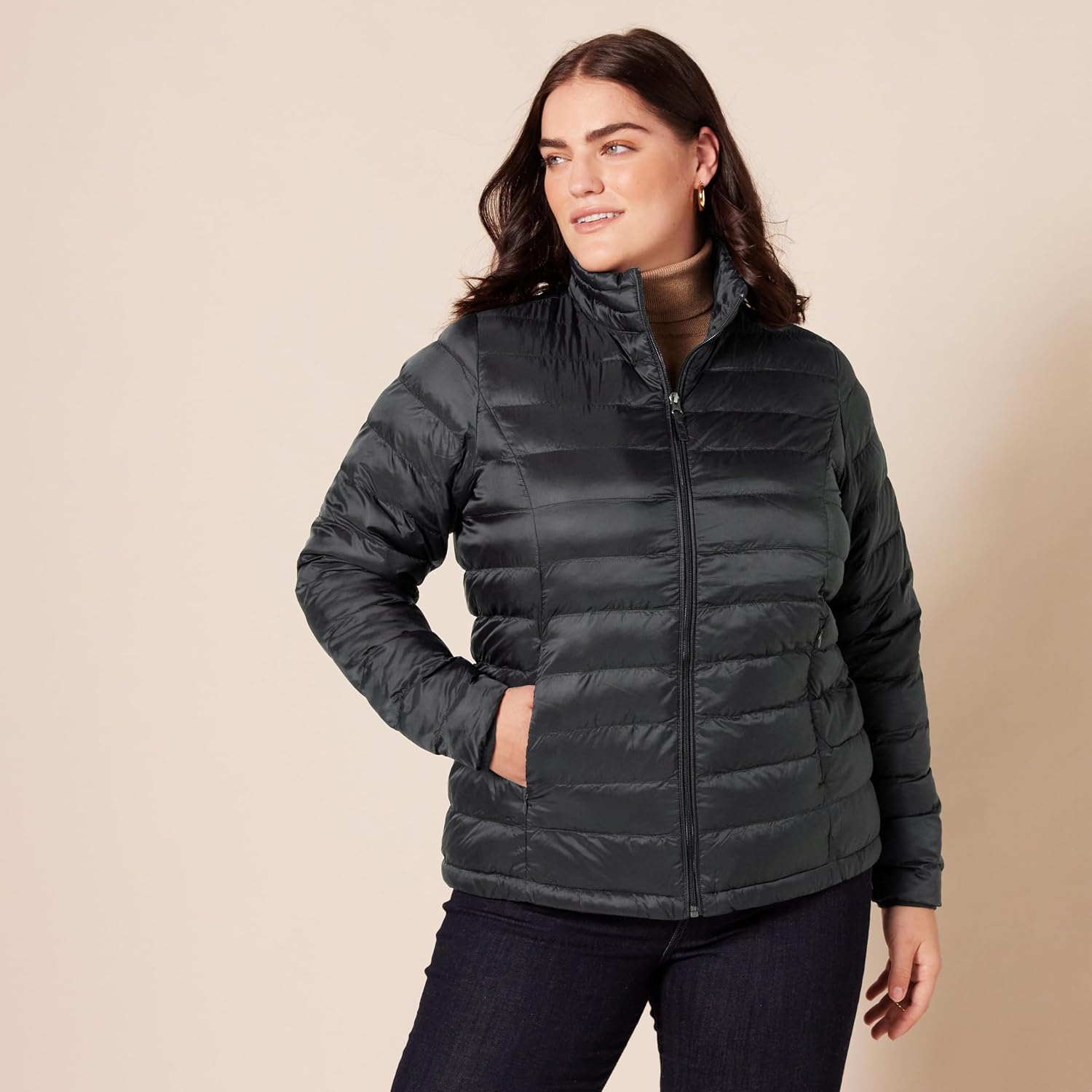 Detalle de Amazon Essentials Women's Lightweight Water-Resistant Packable Puffer Jacket (Plus Size)