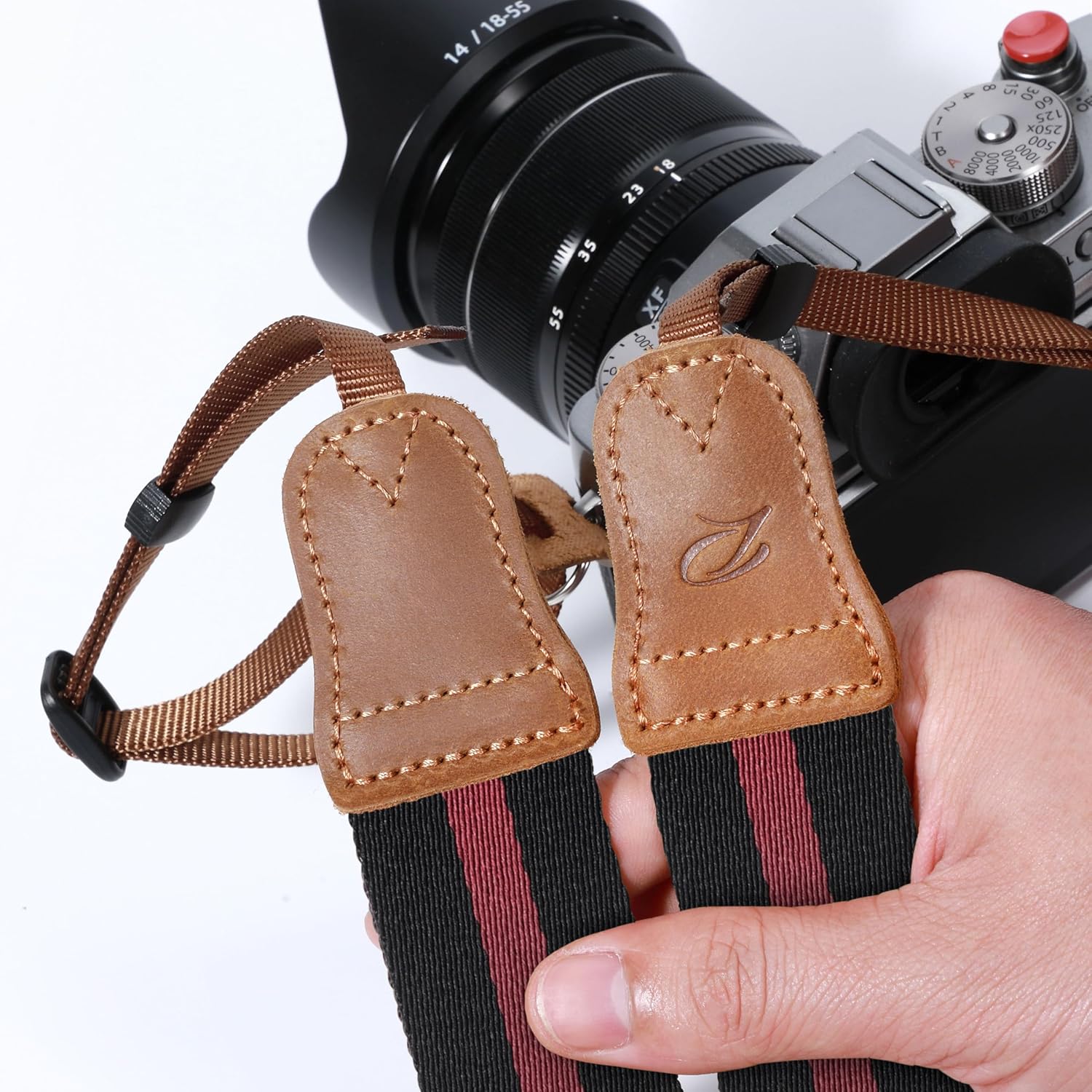 Detalle de Padwa Lifestyle Stripes Red Black Camera Strap – Double Layer Crazy Horse Cowhide Ends