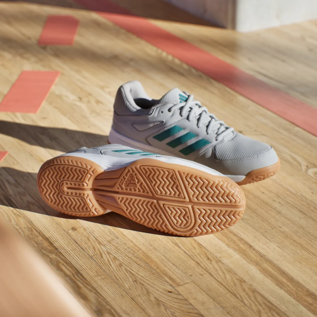 Detalle de Zapatilla Speedcourt Indoor de Adidas: versatilidad para Score y entreno en pista cubierta
