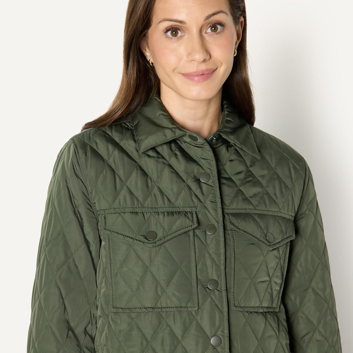 Detalle de Amazon Essentials Women's Relaxed-Fit Long Quilted Jacket with Snap Closure