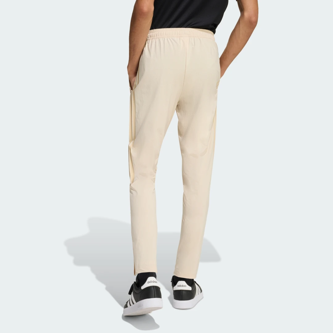 Detalle de Pantalón House of TIRO de Adidas: cómodo y práctico para el día a día