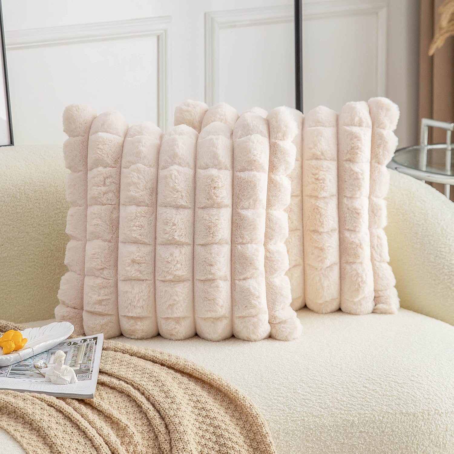 Detalle de Neelvin Beige faux fur cosy throw pillow covers (18x18 inch / 45x45cm) – set of 2