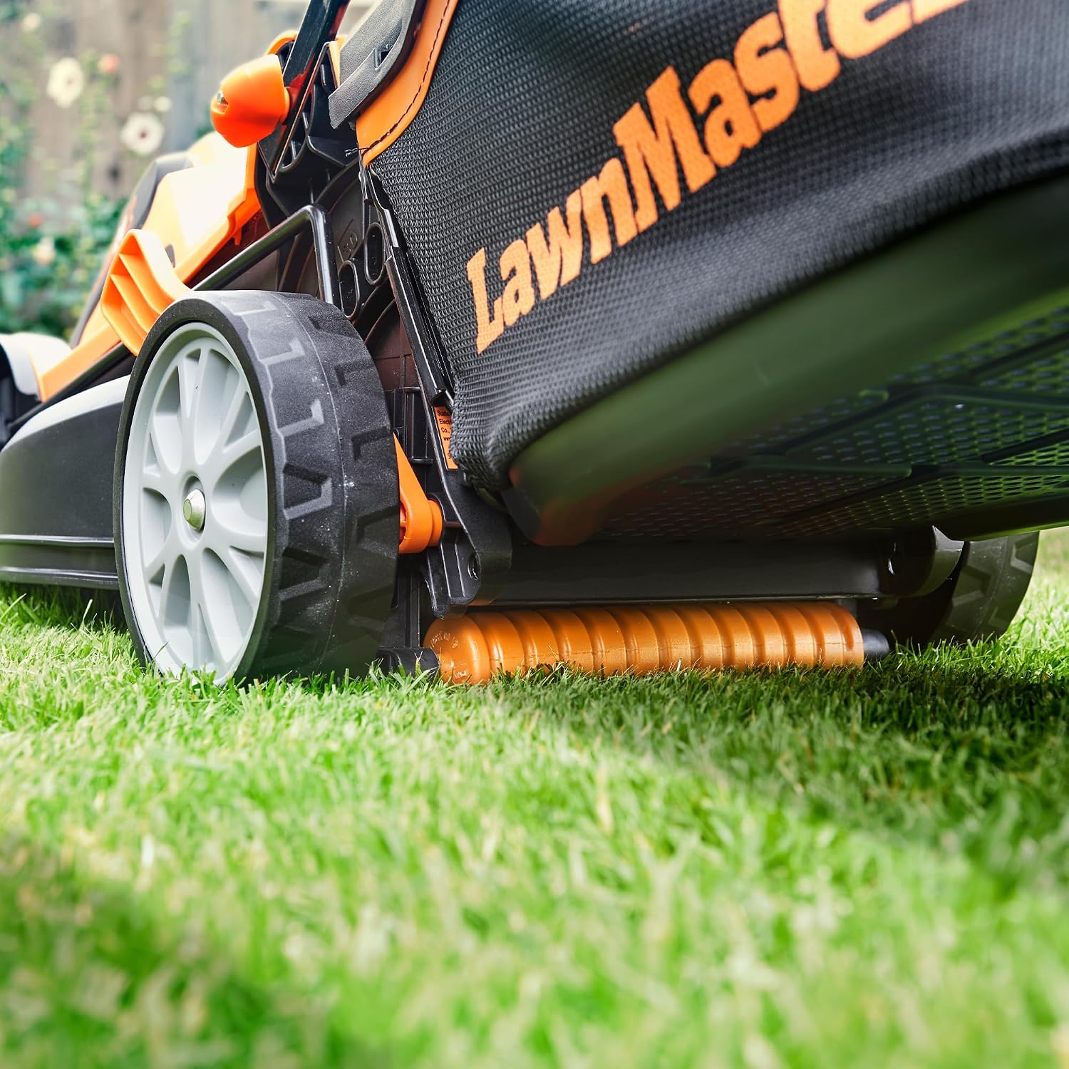 Detalle de LawnMaster MX 24V 34cm Cordless Lawnmower with 4.0Ah Battery, Fast Charger and Rear Roller