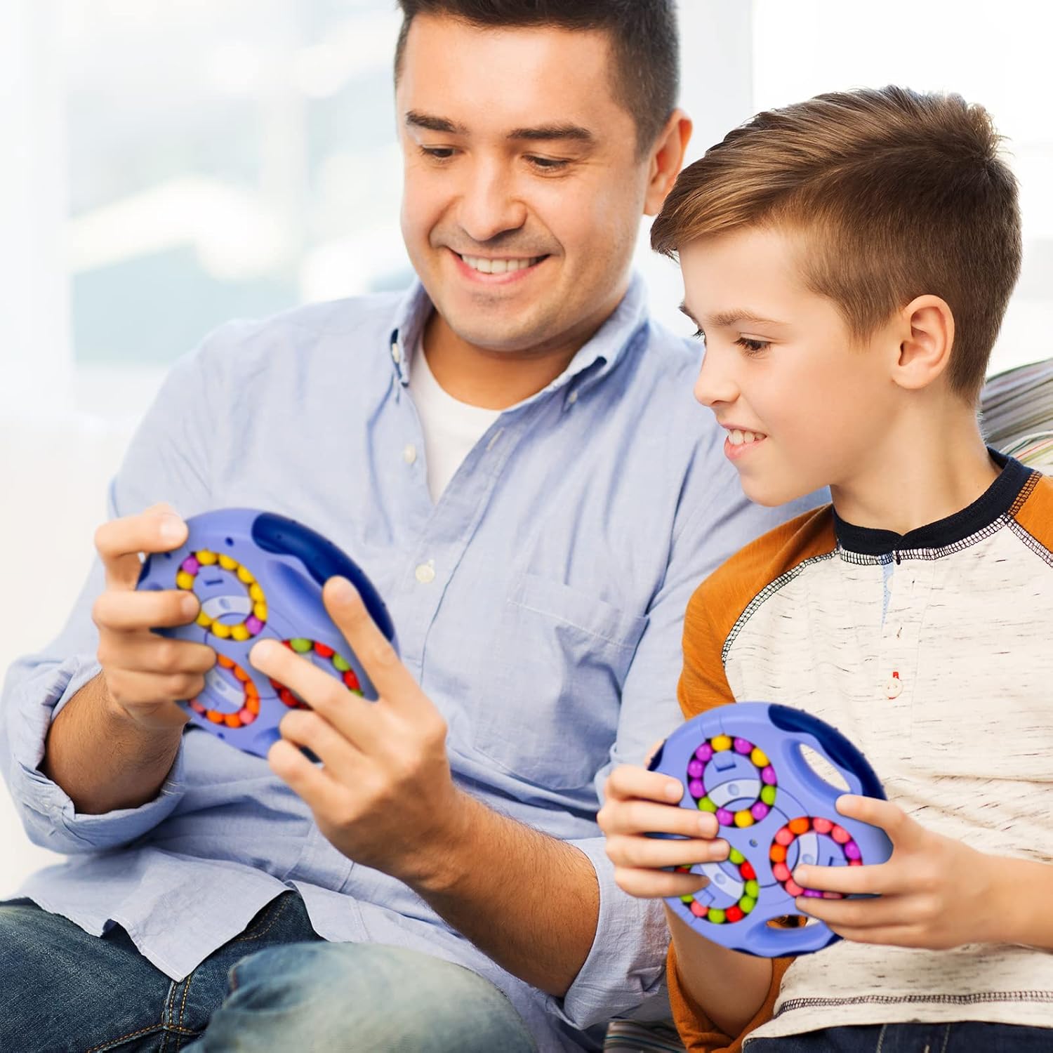 Detalle 2 de Kiss Baby Spielzeug Junge – obrotowa kostka logiczna Magic Bean, 72 koraliki