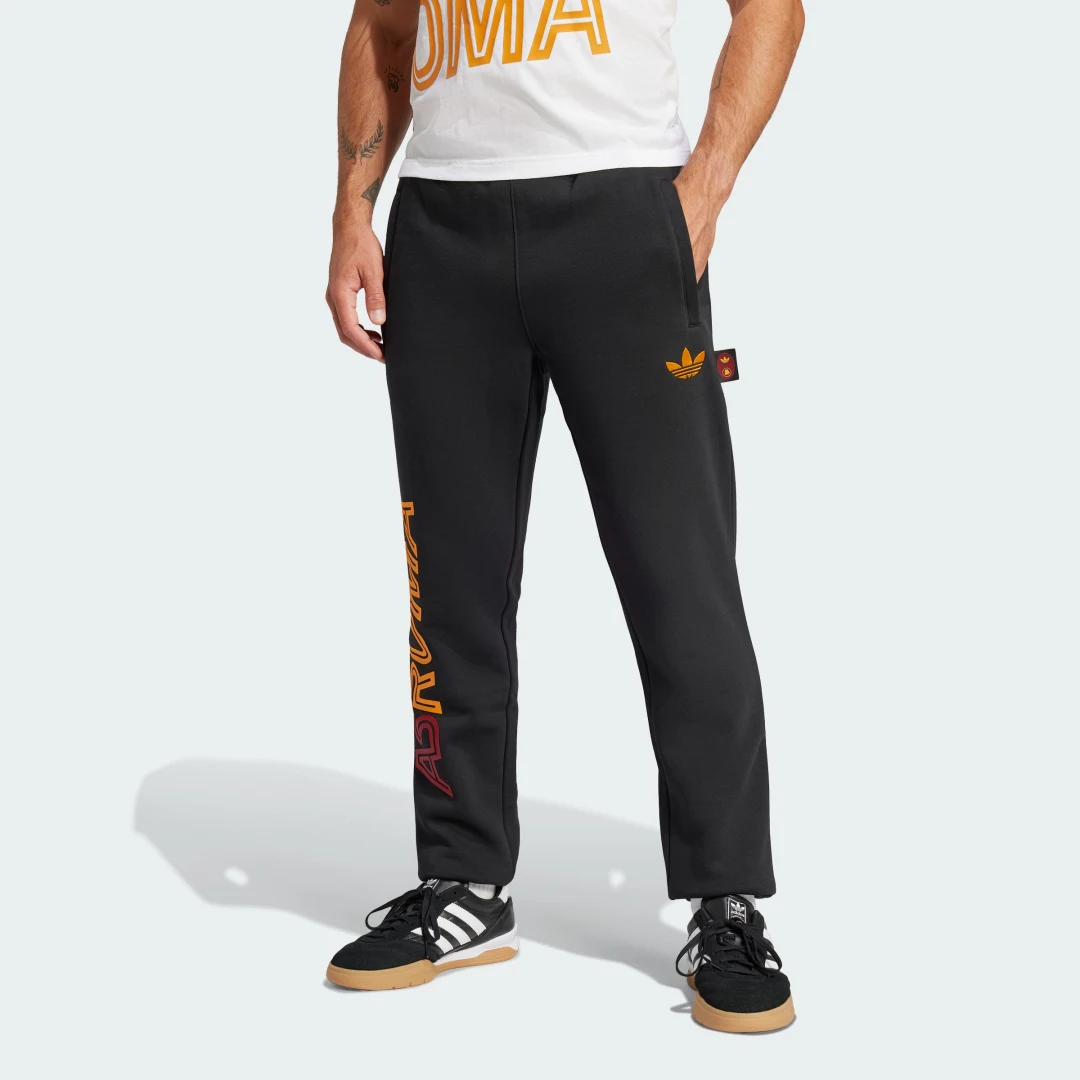 Detalle de Pantalón AS Roma Graphic de Adidas: diseño urbano y comodidad para aficionados
