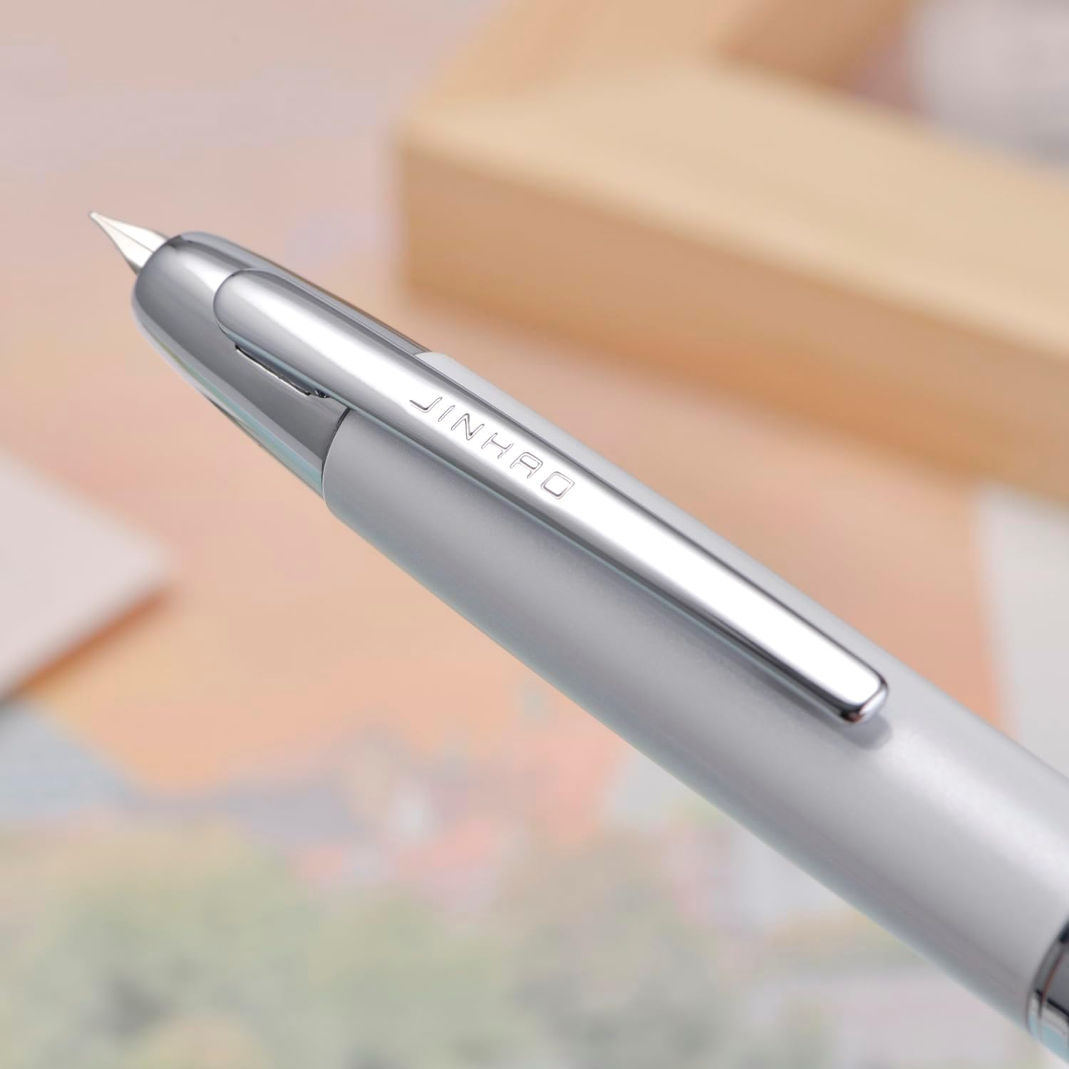 Detalle 2 de Jinhao 10 Series Press Pearl White Extra Fine fountain pen set with ink converter (metal pen box)